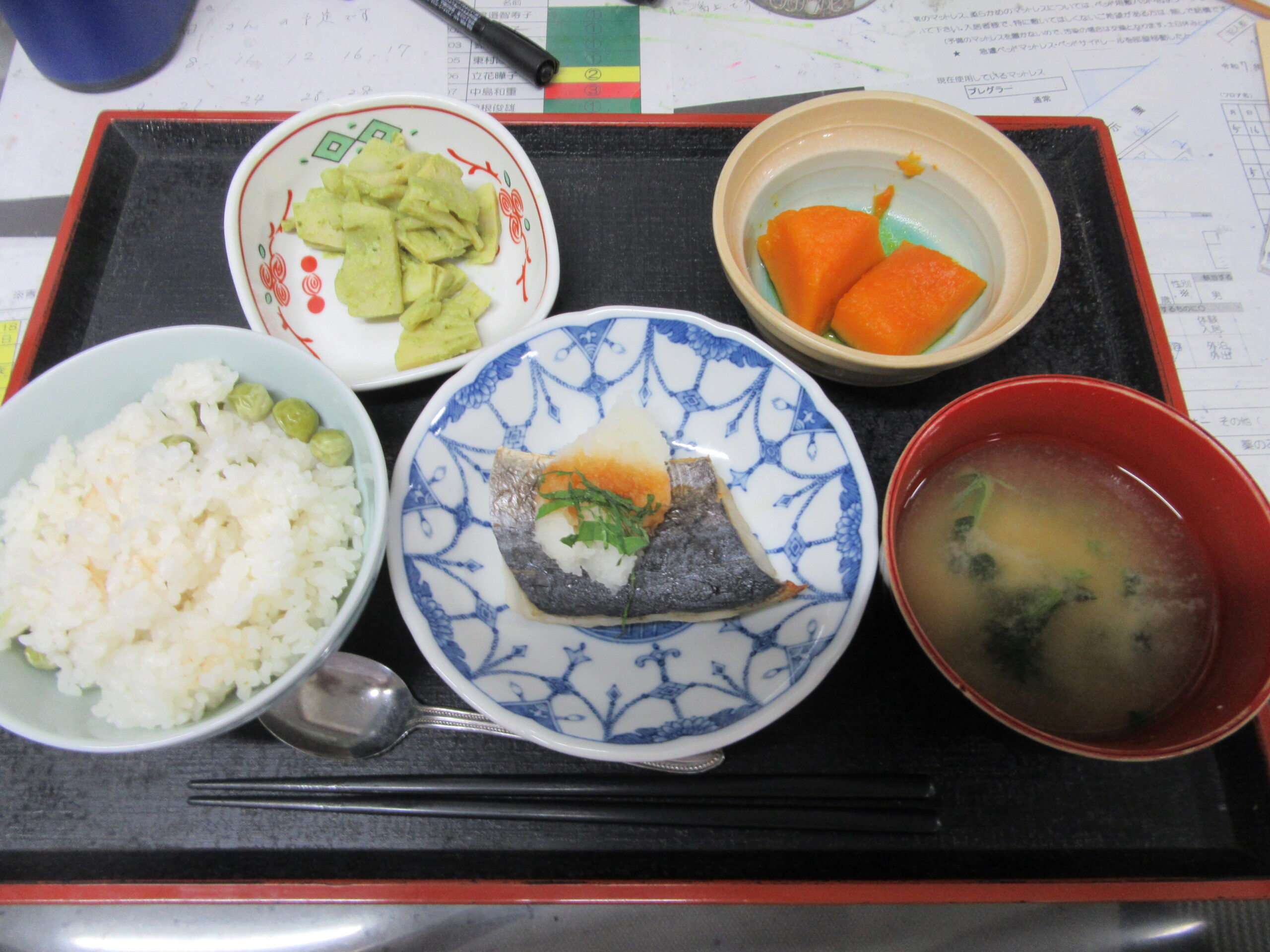 前の畑の収穫されたうすいえんどうを頂きましたので、豆ごはんが並びました。