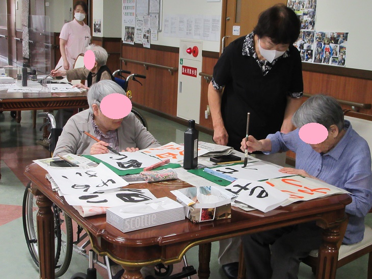 書道教室では、いつも皆様きりっと集中されています。