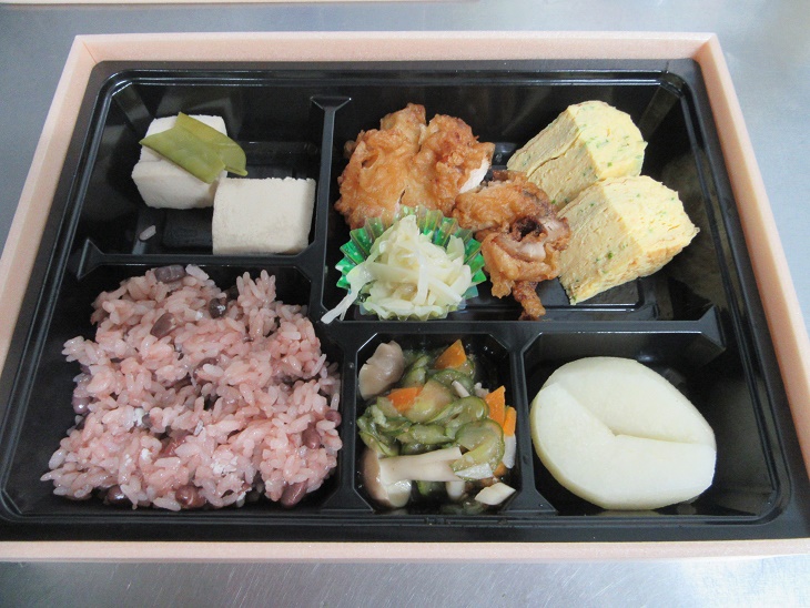 9月5日（金）、エリシオン登美ヶ丘では、開所17年目を迎えました。お祝いの昼膳はお赤飯のお弁当を召し上がって頂きました。<br />
現在、開所当時からの入居者様もご健在です。