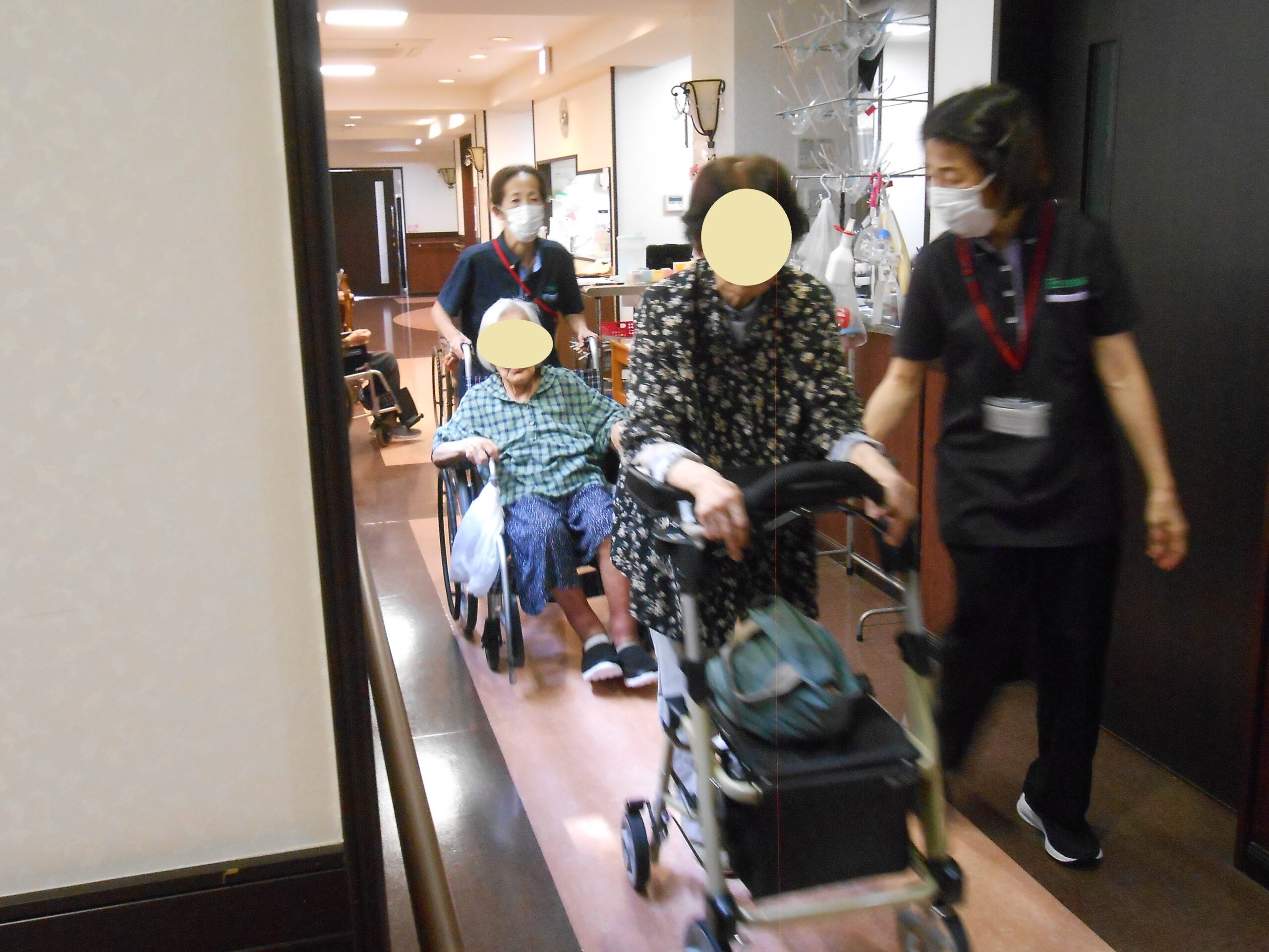 １４時に館内に大きな音で非常ベルがなりました。ご利用者様は職員の誘導に従って非常口まで避難してくださいました。ご利用者様の部屋にも声を掛けに回り確認させて頂きました。