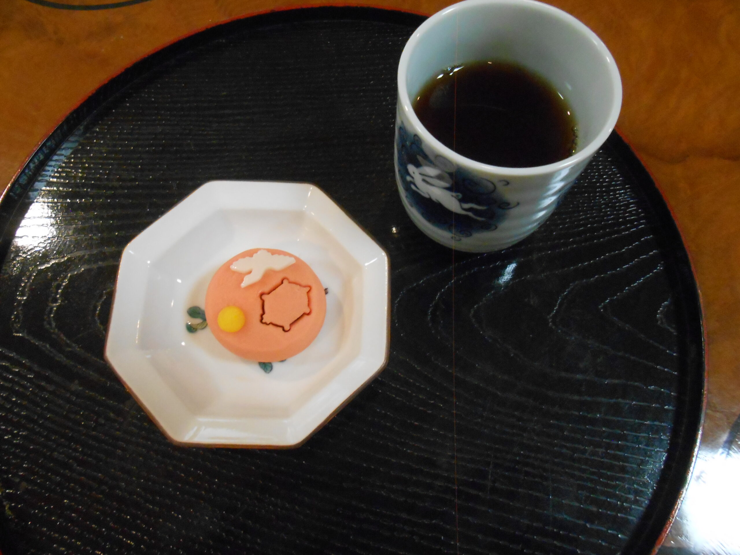 おやつには鶴と亀の練り切りを召しあがって頂きました
