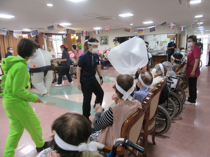 皆様で協力して空気の入った袋を送ります
