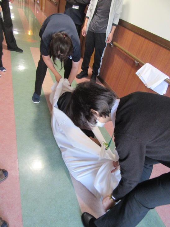 敷きパッドやシーツを使用しての避難