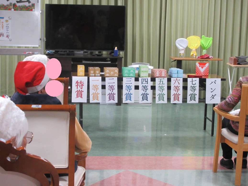 プレゼントは恒例のくじで。