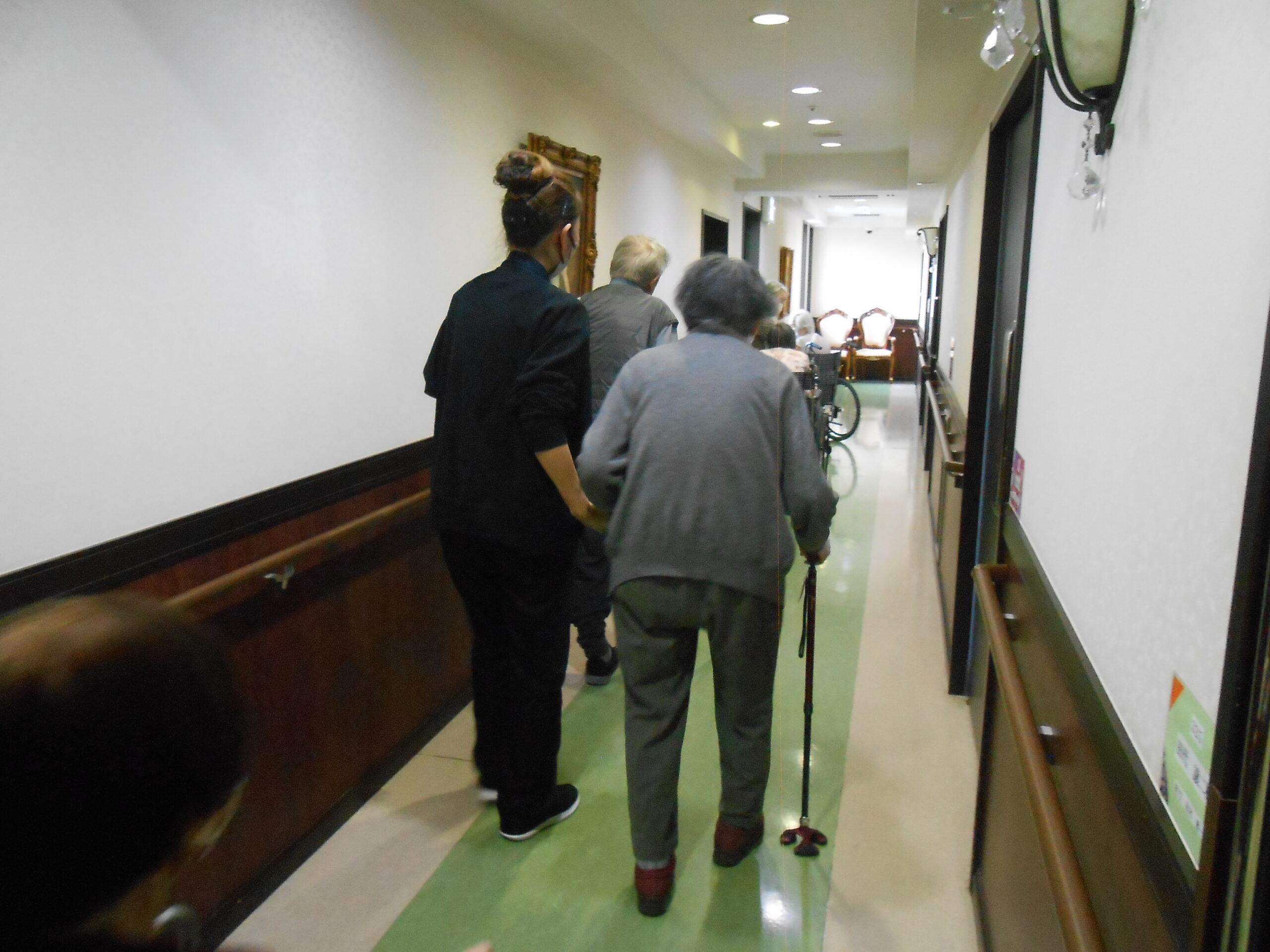 地震を想定した避難訓練を行いました。非常ベルと地震のアナウンスが流れると職員の誘導に従って落ち着いて非常口まで移動して下さいました。