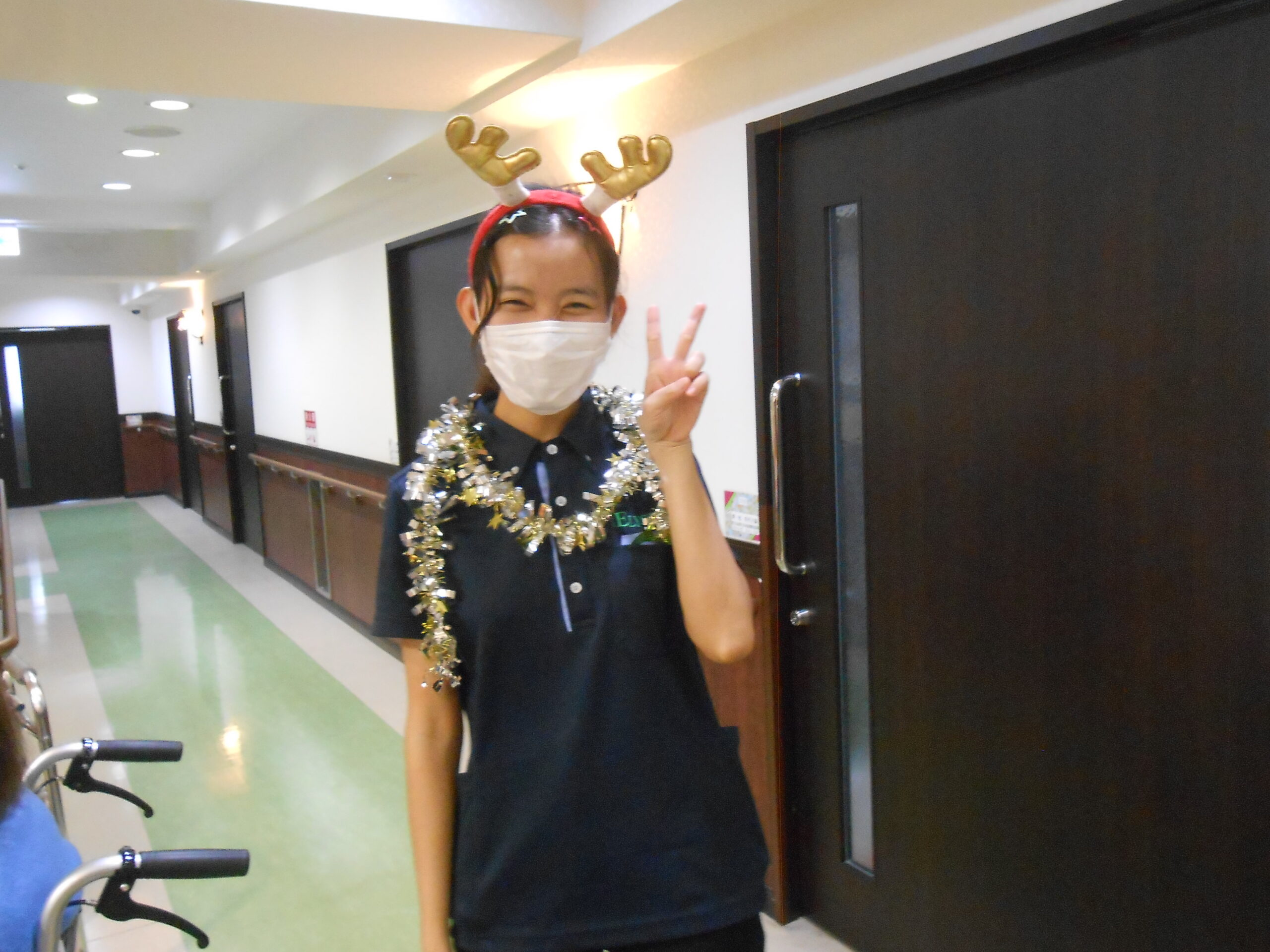 職員もサンタやトナカイになってクリスマスを盛り上げます