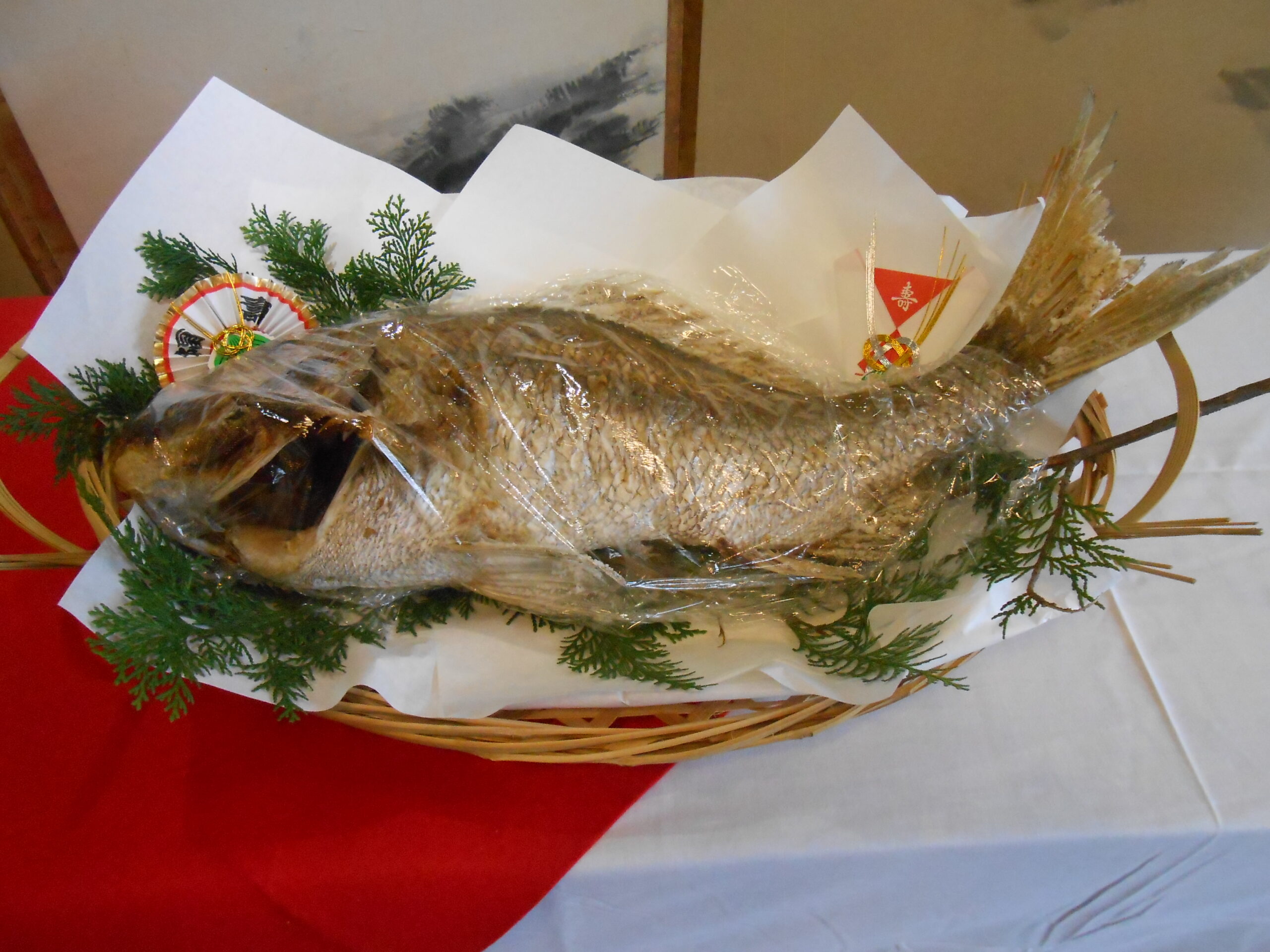 大きな鯛は2日目の昼食に鯛めしで召し上がって頂きます