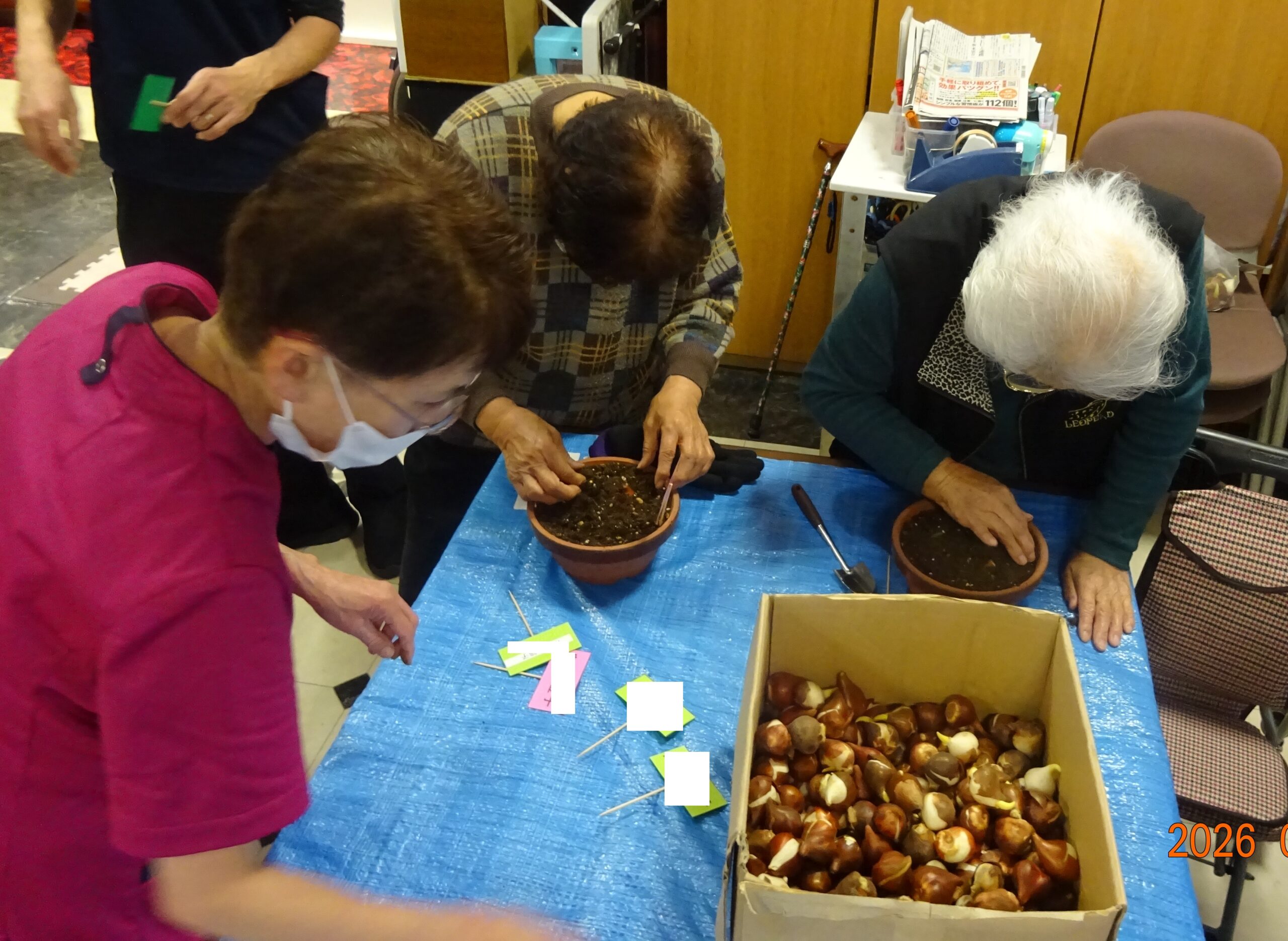 丁寧に土をかぶせて～