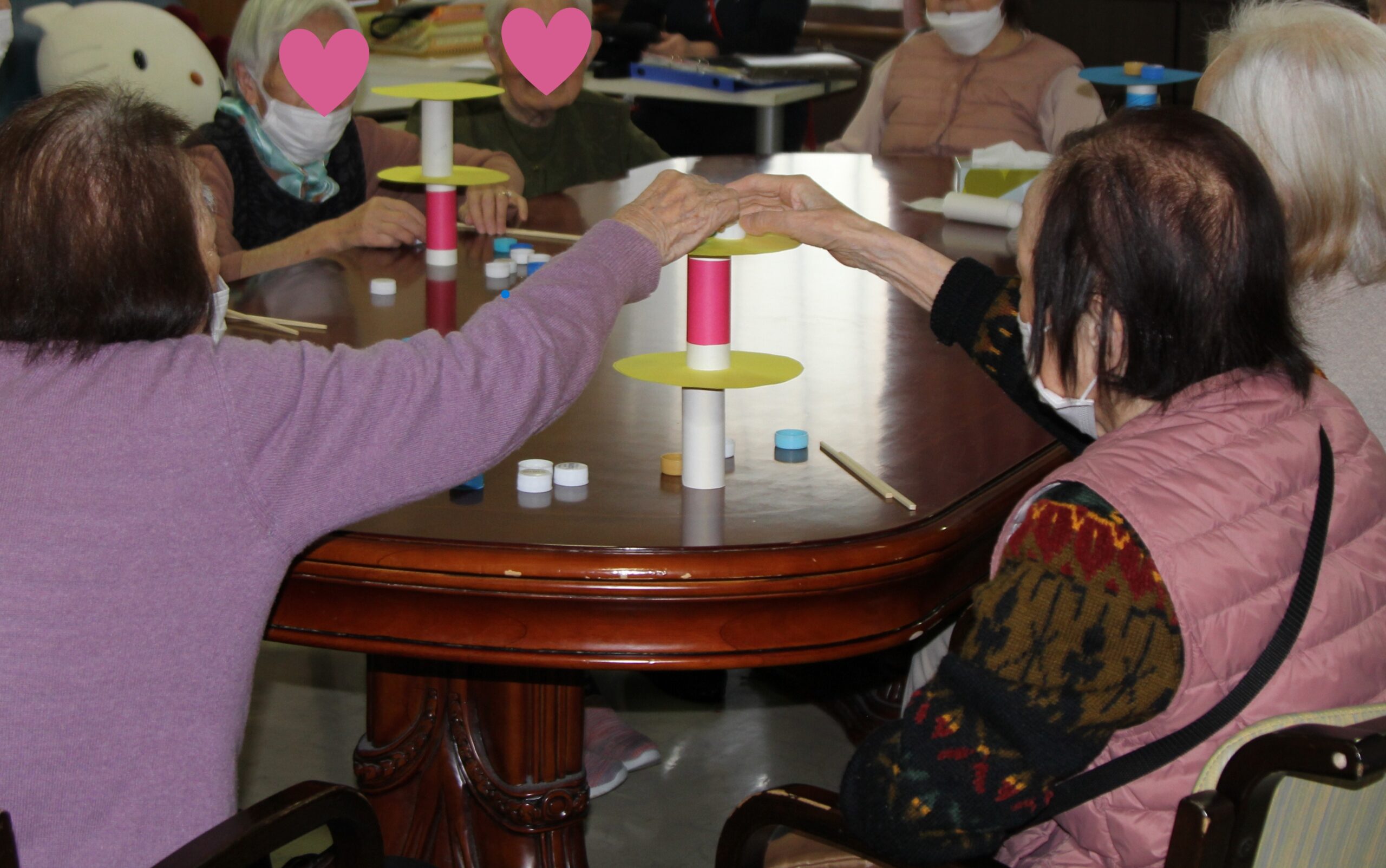 ペーパーの芯と丸い紙、そしてペットボトルのふたで ハラハラドキドキ