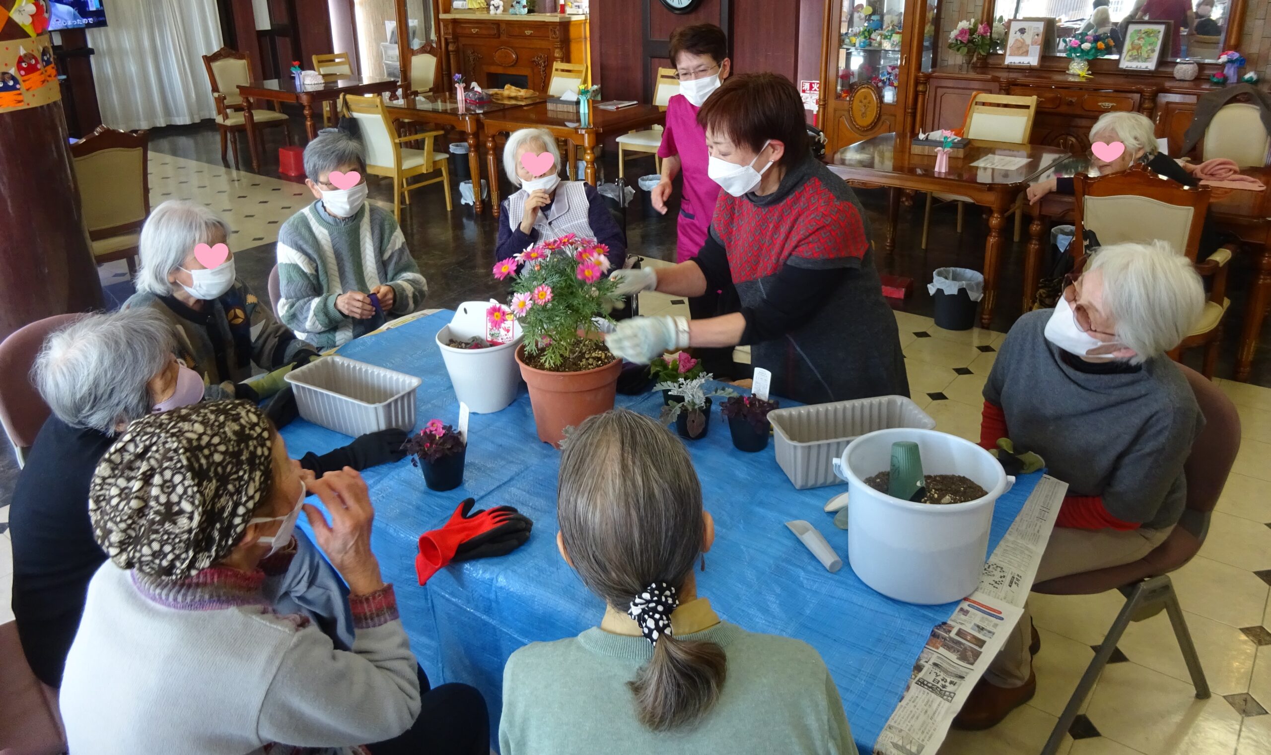 ボランティアの方のお話を真剣に聞いています👂