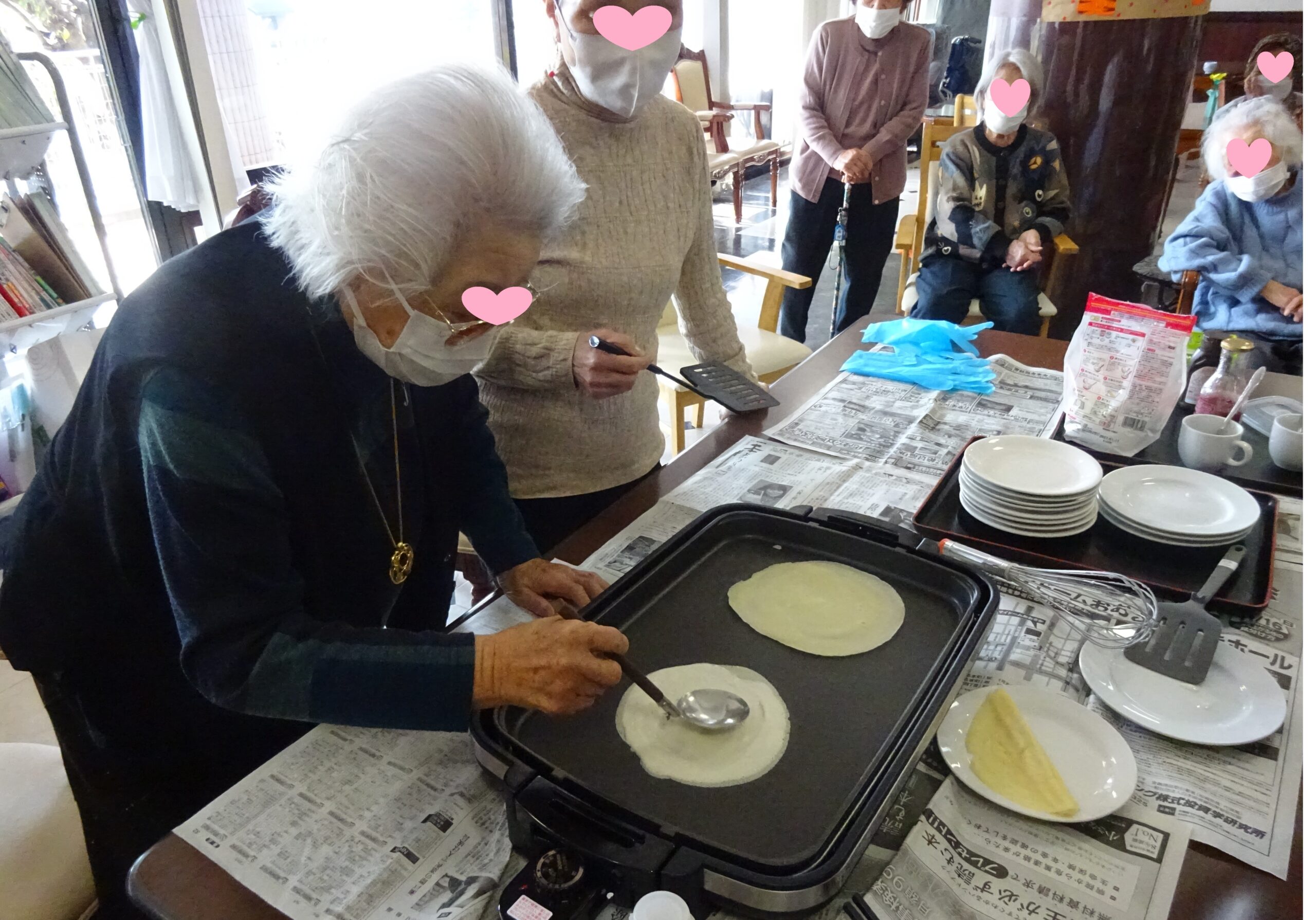 生地をうす～く広げましょう！<br />
みなさん初めての経験で興味津々👀