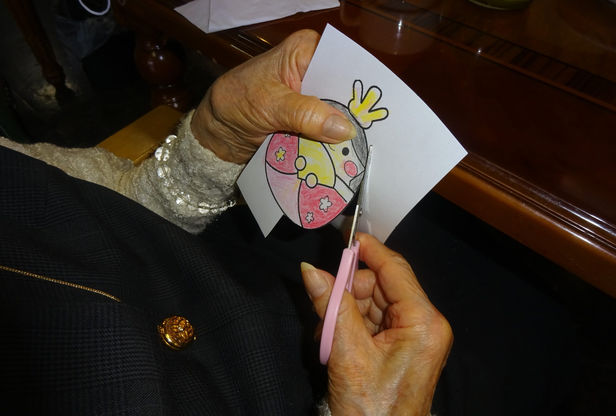 色塗りをしたらはさみで丁寧に切ります✂