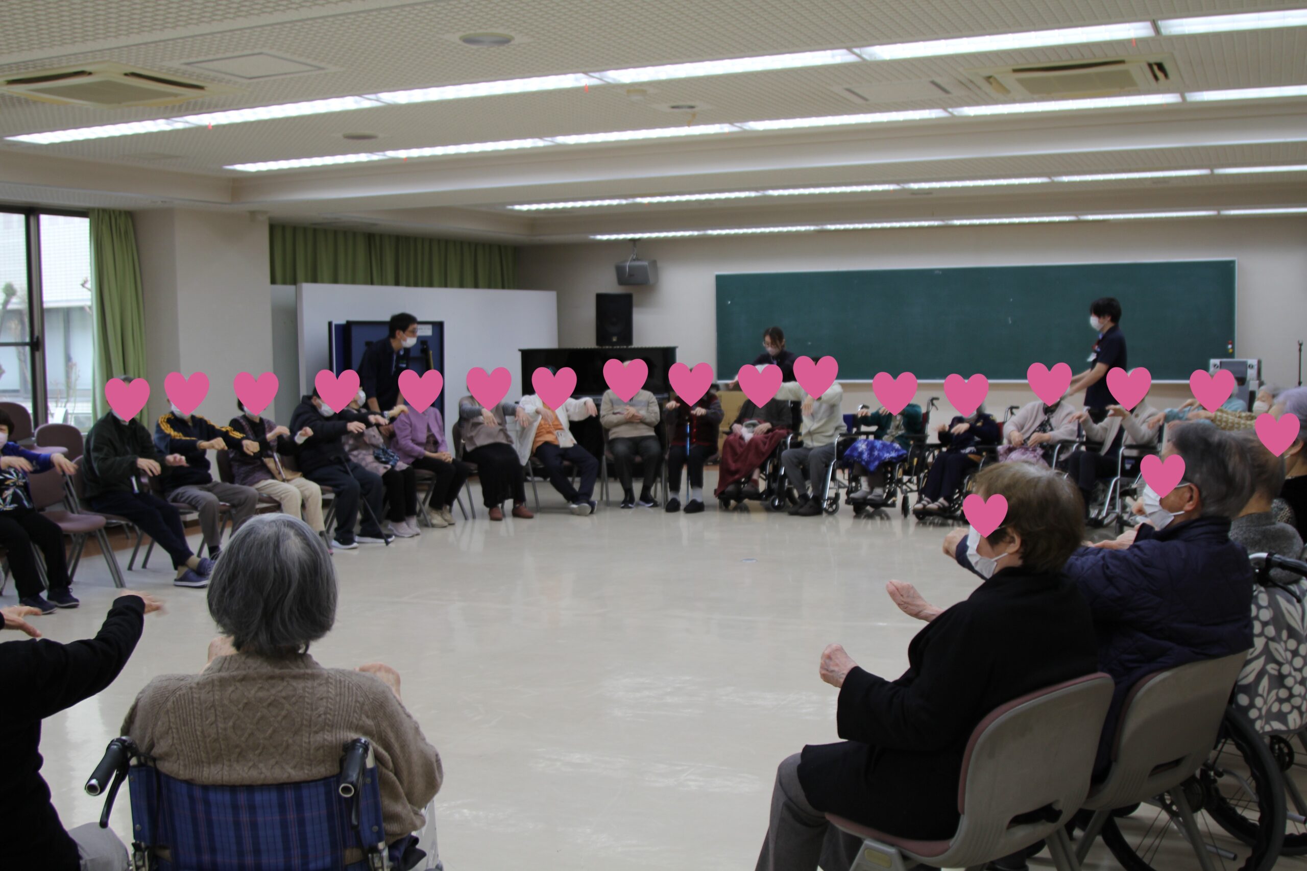 「まだかな~」 指体操しながら<br />
楽しみに待っておられていました。