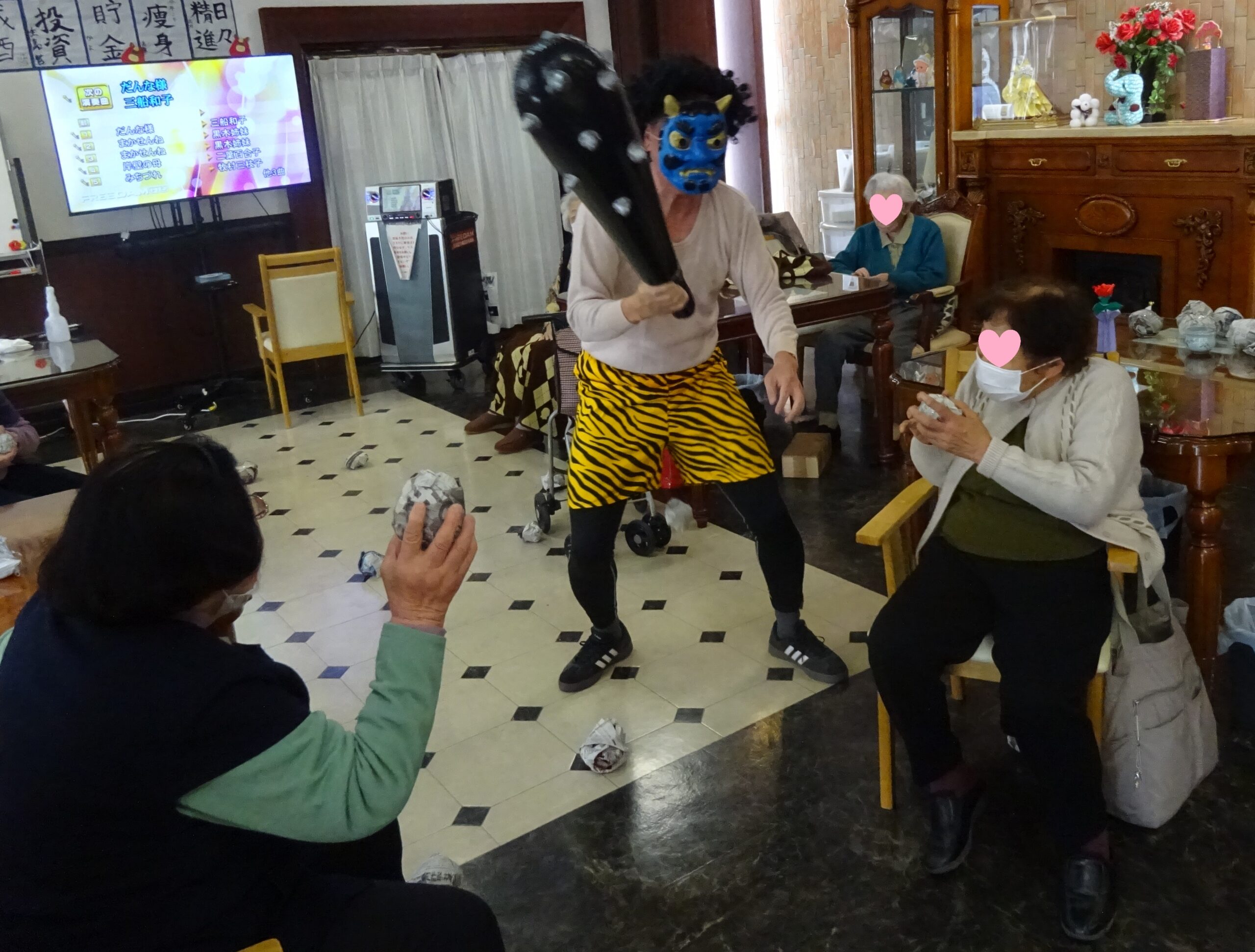 それー！みなさん豆をぶつけてやりましょー！