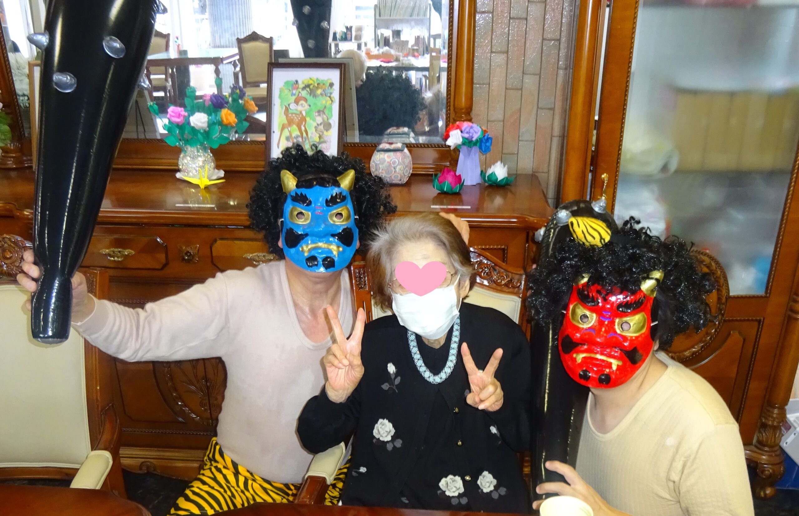 鬼退治が終わったら仲良く記念撮影📸<br />
頑張った鬼達の汗が光ってます💦