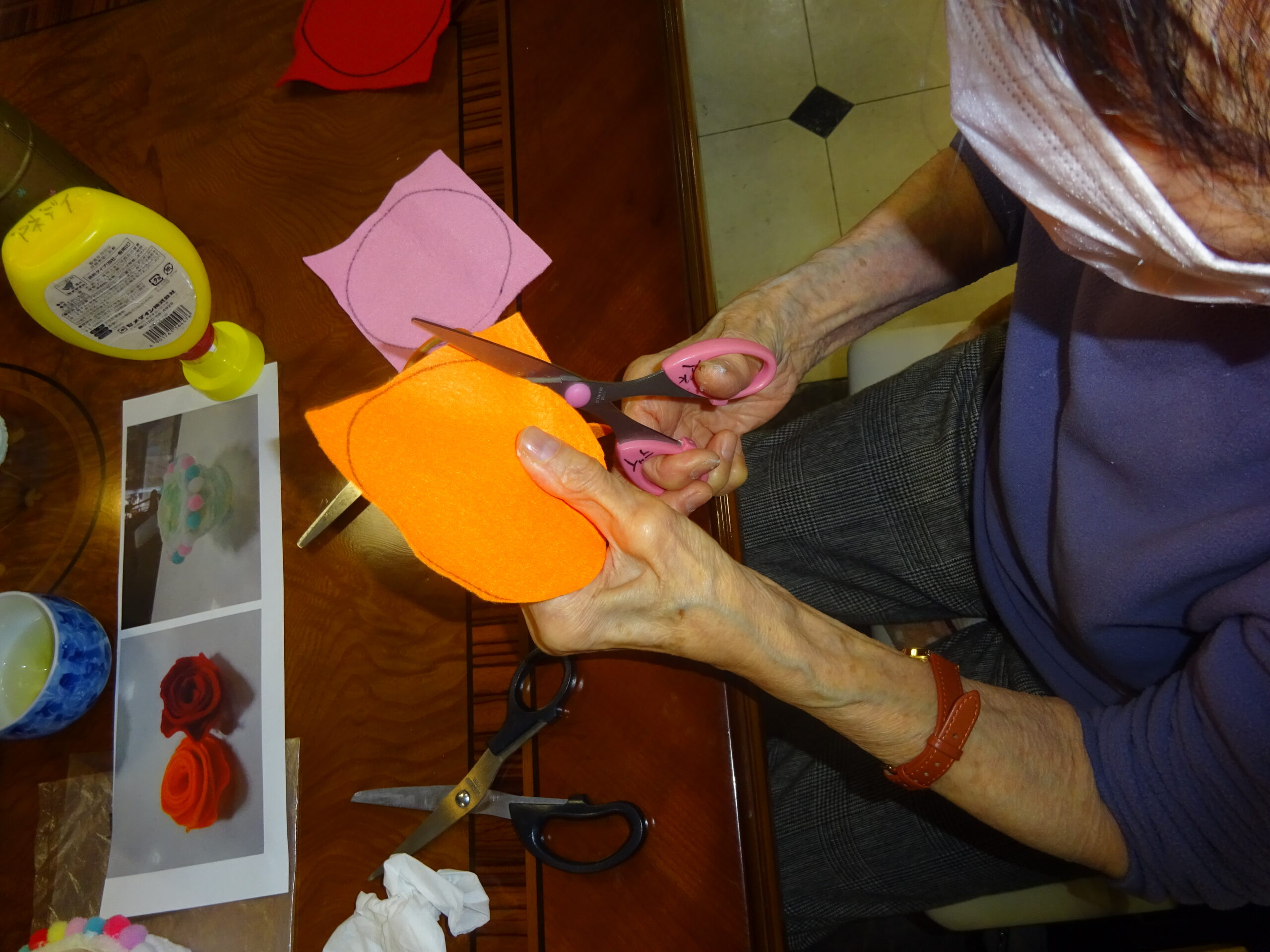 フェルトをチョキチョキ✂