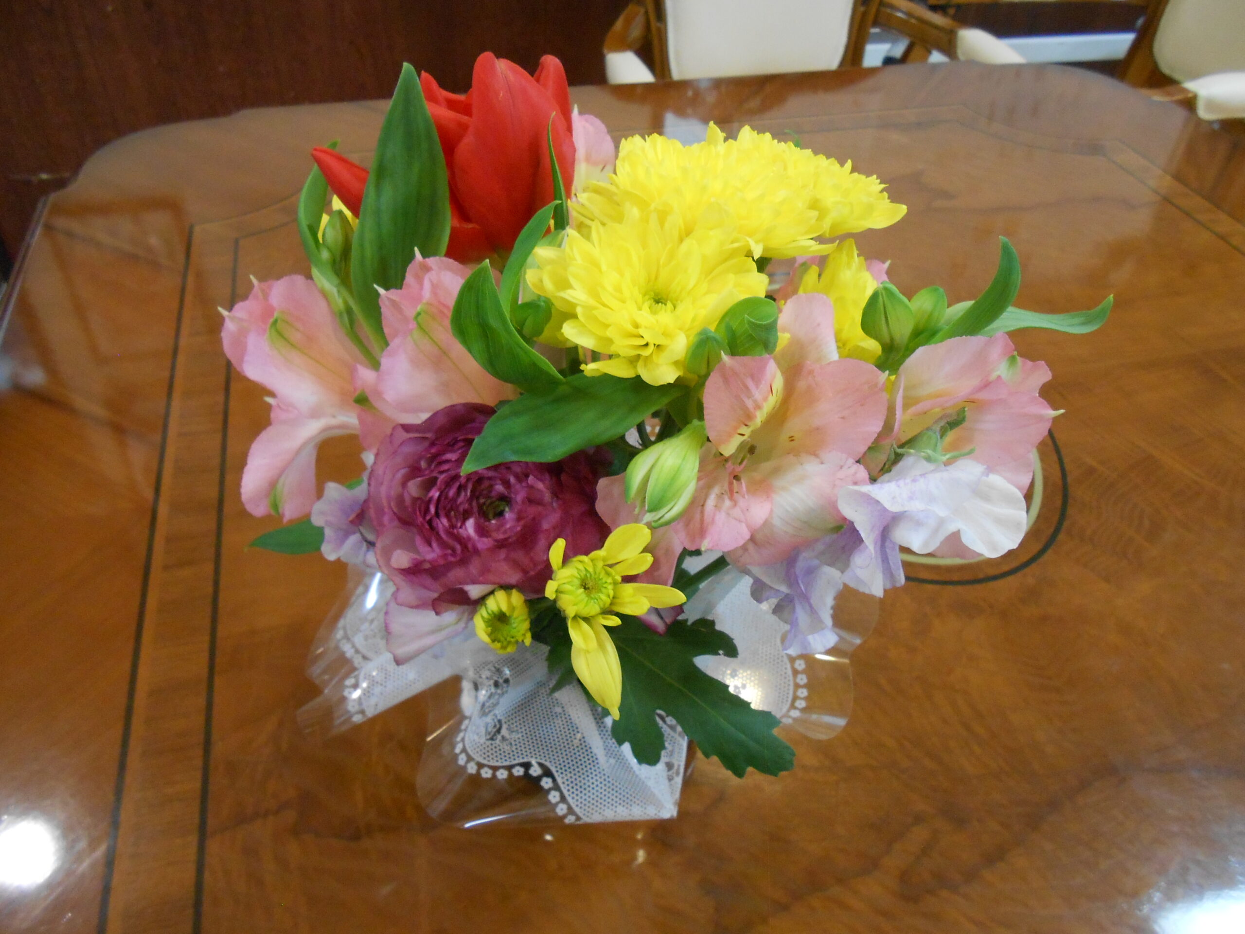 フラワーアレンジメント教室ではラナンキュラスラックスという何層にも重なったような華やかなお花も活けていただきました