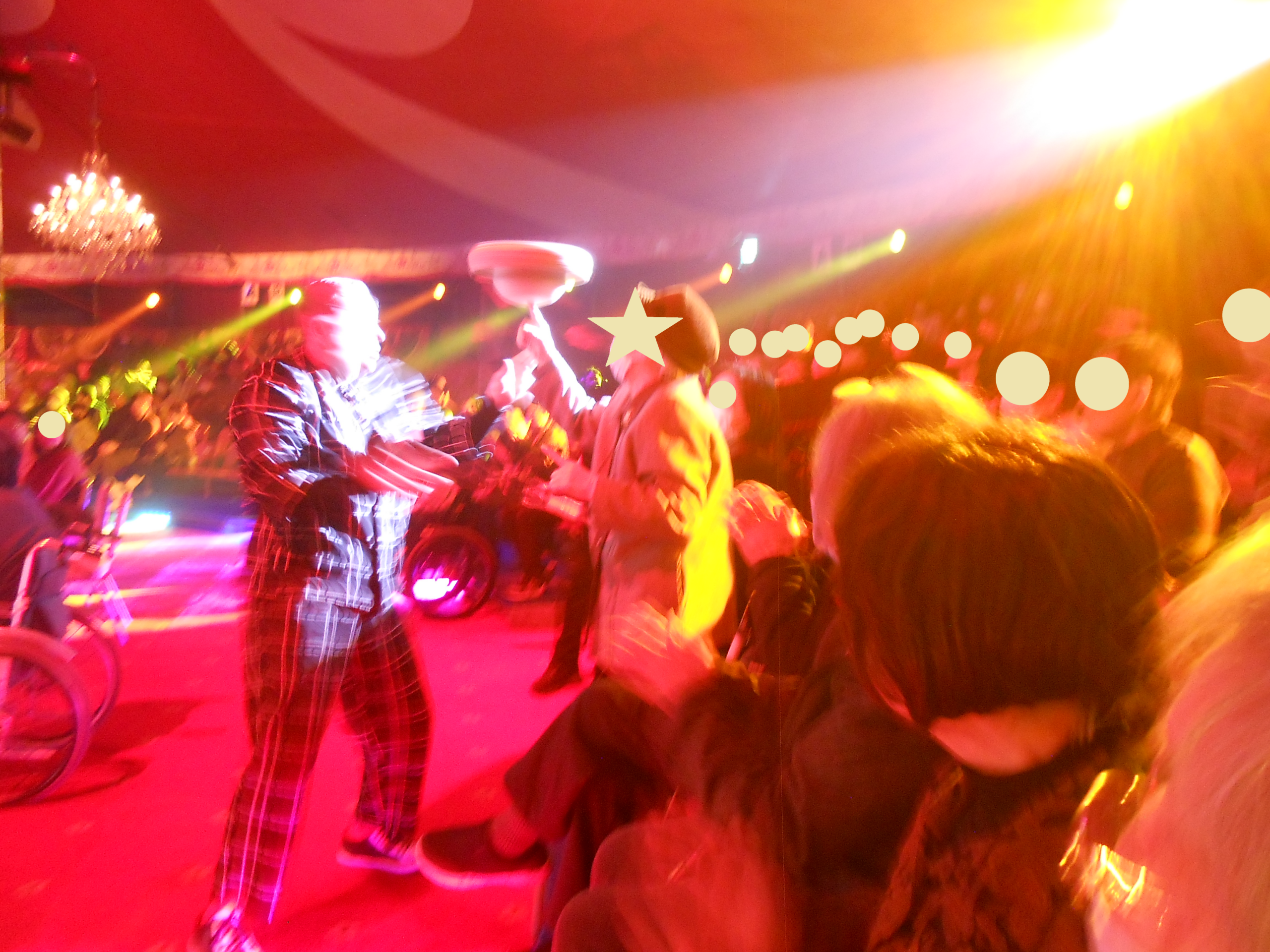 陽気なピエロが、ご利用者様と帽子回しで盛り上げてくれました!(^^)!