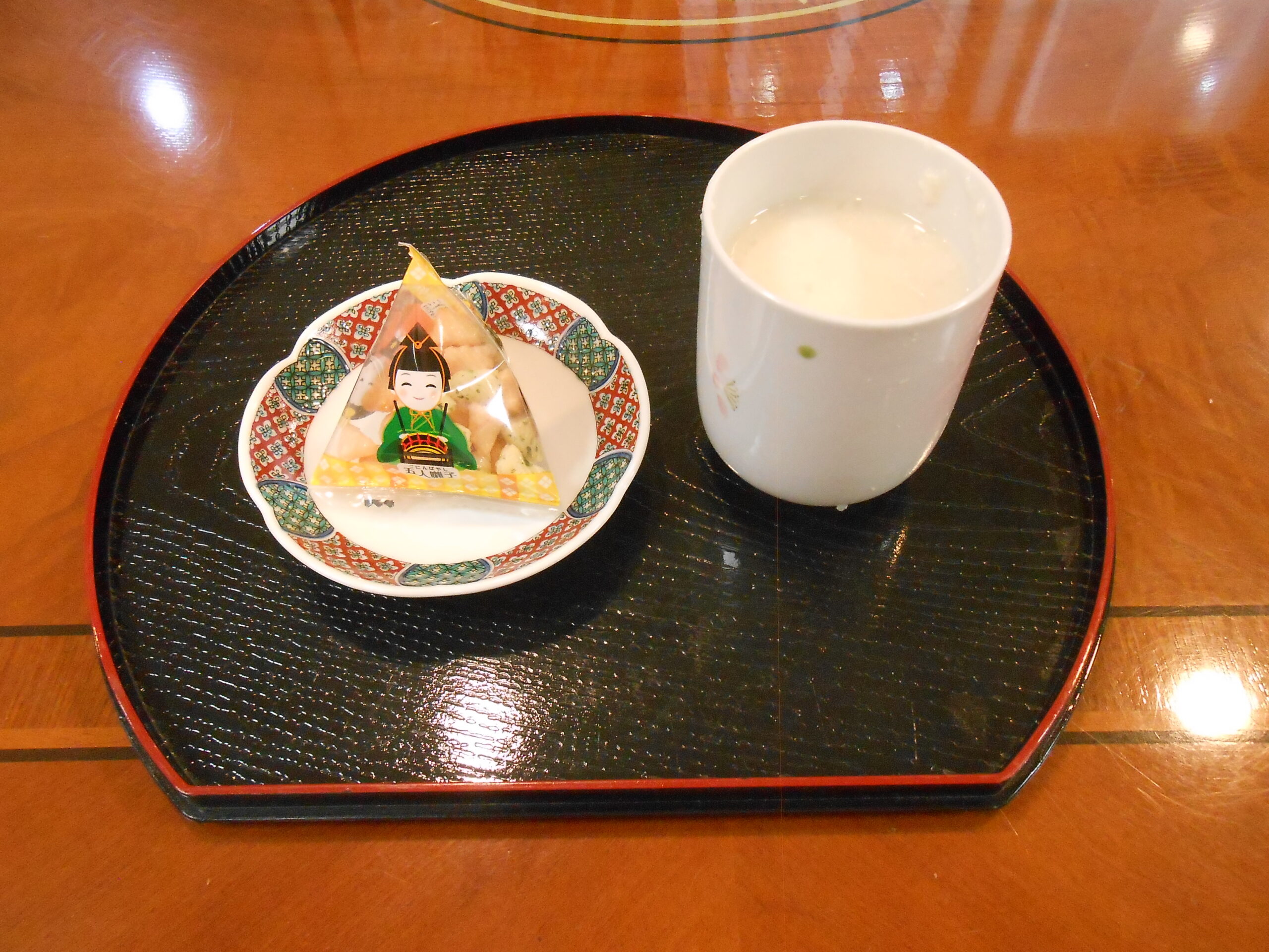 おやつには甘酒とあられを召し上がって頂きました