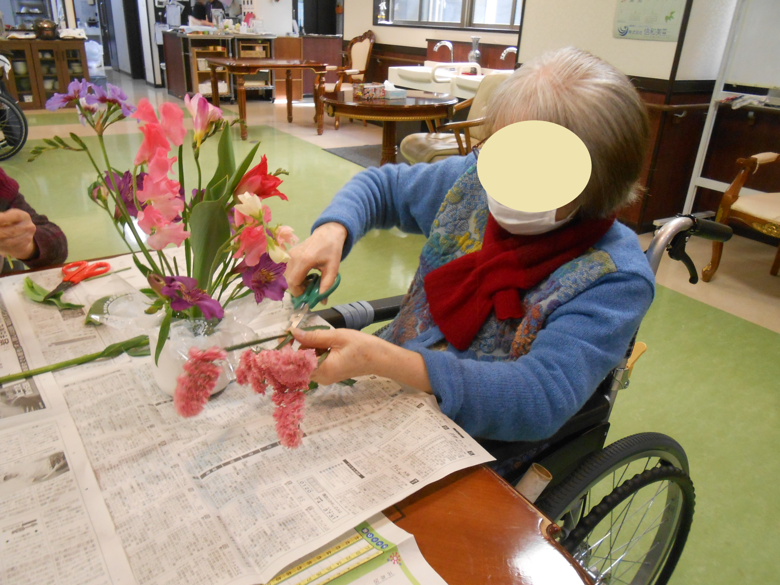今回のお花は淡い紫やピンクのお花で活けていただきました