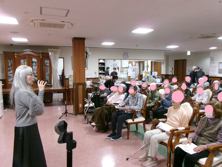 サリーさんの音楽レクリェーションでは、皆様ご一緒に、声高らかに歌われました。