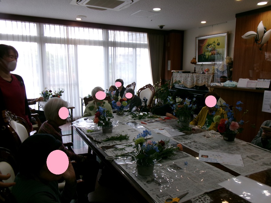 フラワーアレンジメントは、思い思いの生け方で・・・。<br />
エアコンをあまり使わないこの季節は、花のもちも良いようです。