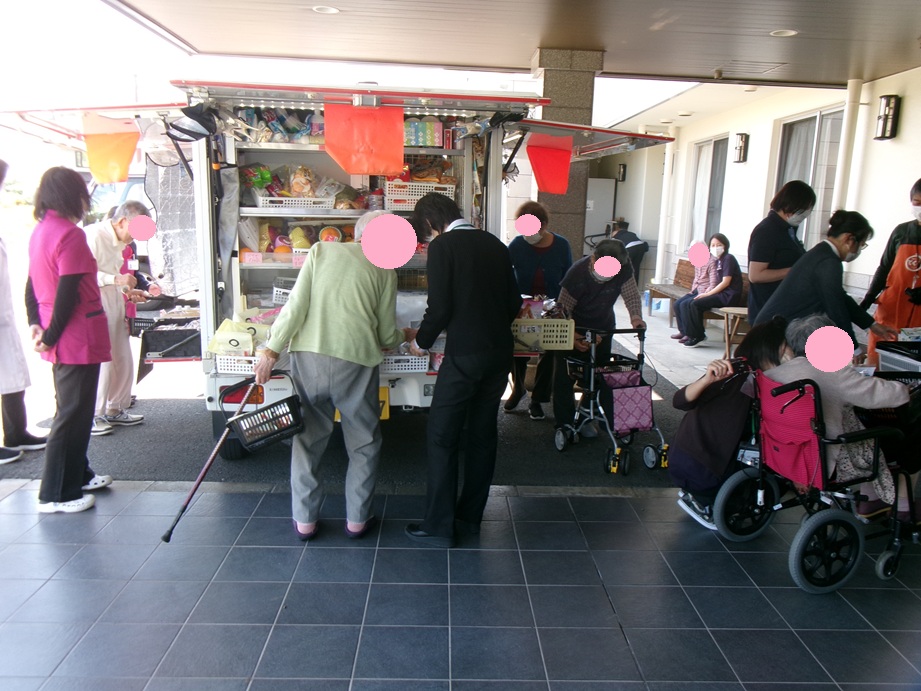 おやつやフルーツを選ばれて、皆様ニコニコ笑顔です。