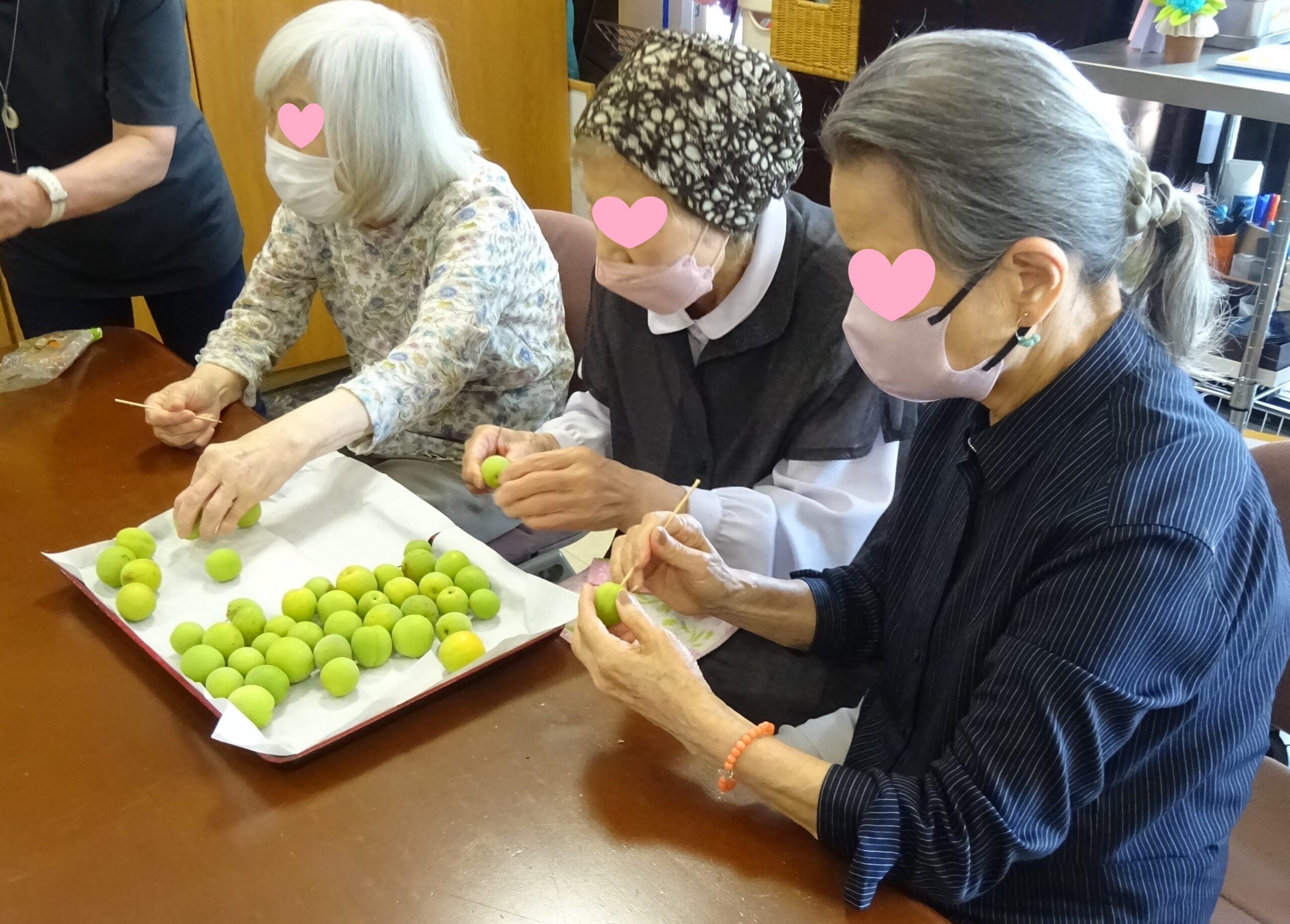 竹串を使って丁寧に梅仕事。