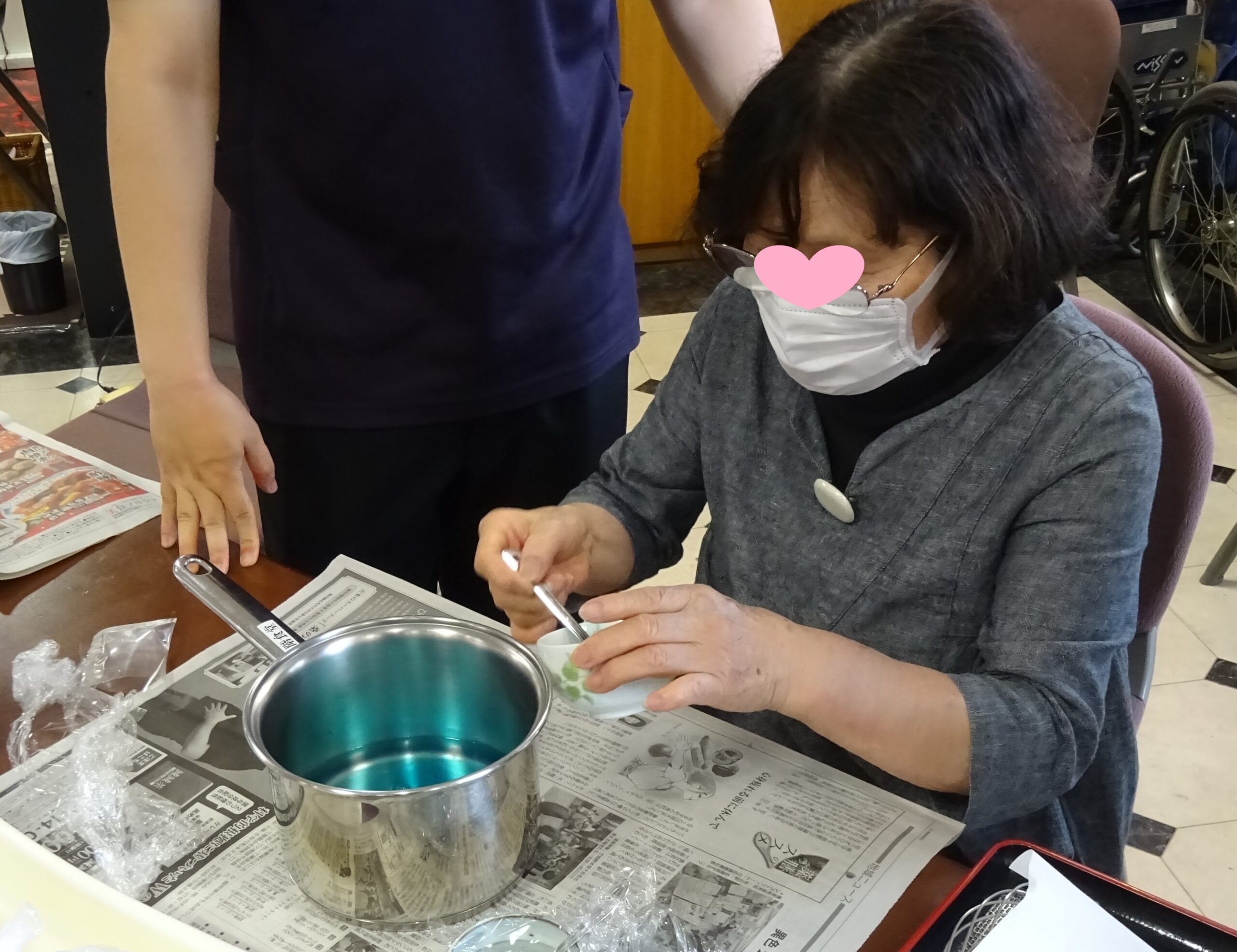 まずはシロップであじさい色のゼリー作り