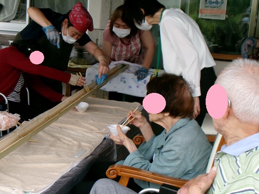 手を伸ばすのも少し大変ですが、すくえると感動です。