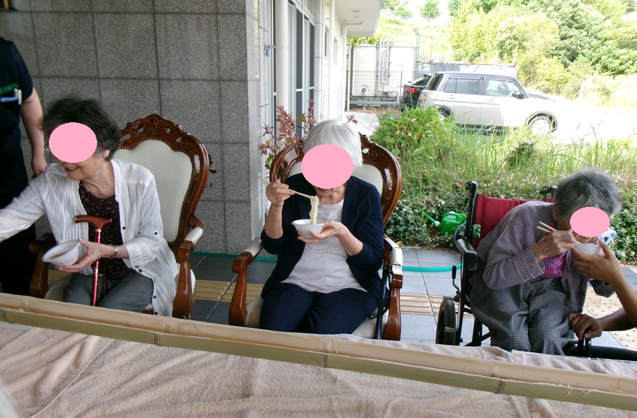 外で食べるのもまた美味しい