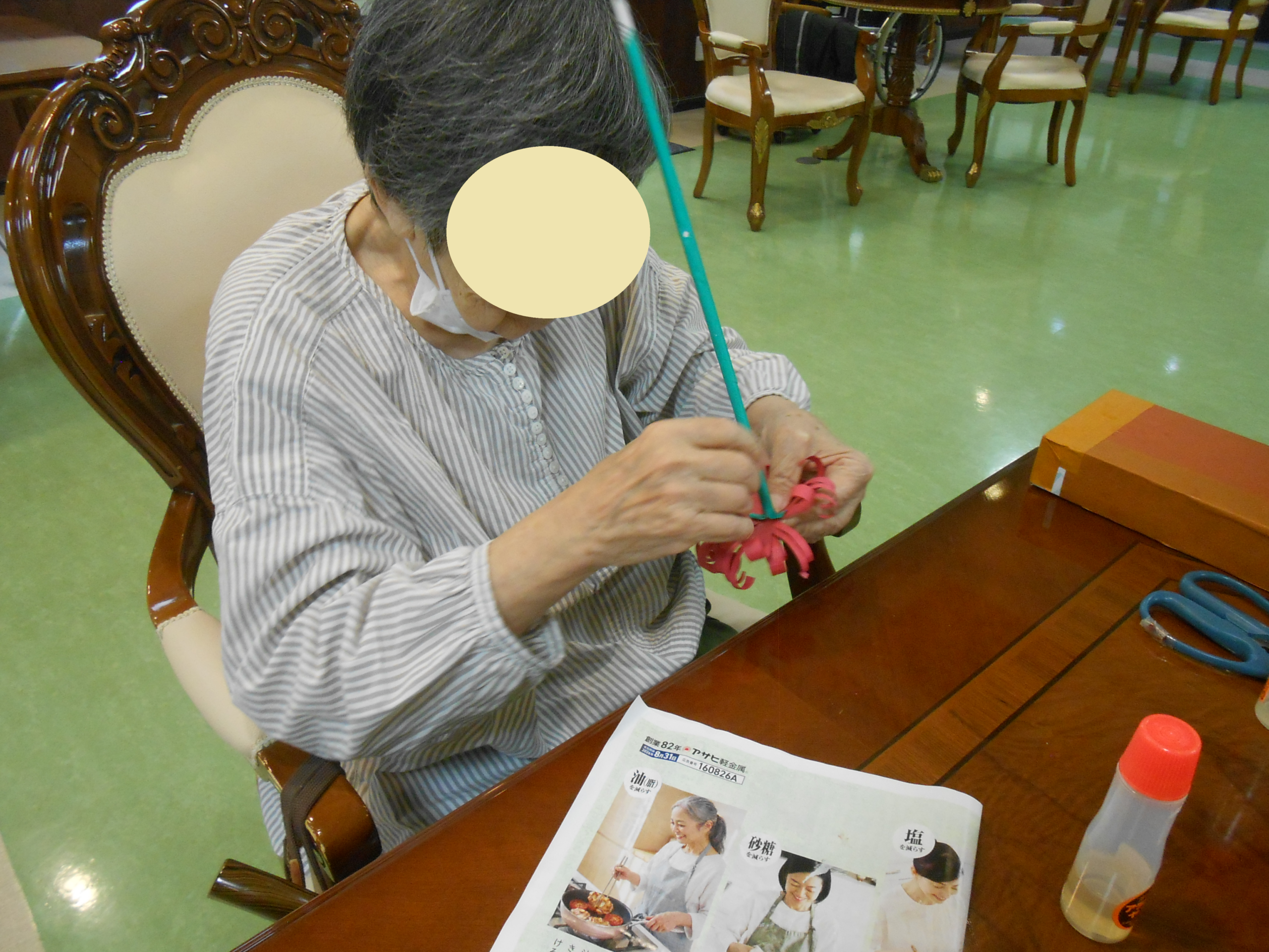 レクリエーションの時間に彼岸花を作成していただきました。赤い彼岸花にも秋を感じます。