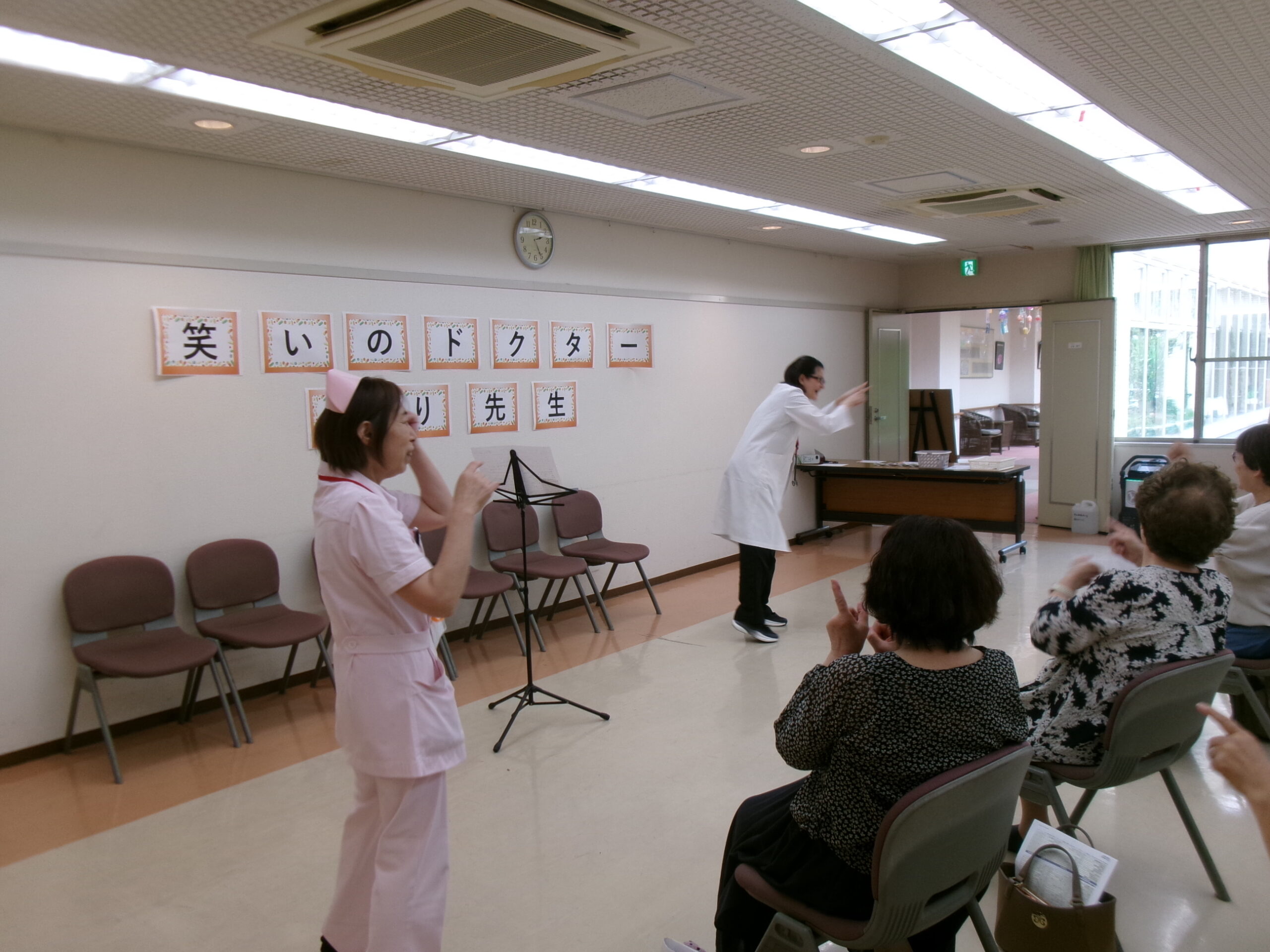 するとまた皆さんより「あははは・・・」と<br />
笑いが起こります。<br />
もう皆様笑いモード に入っておりまして<br />
何を言っても笑ってしまう・・・(笑) <br />
30分 笑い通しでした。<br />
最後には頓服薬がおひとりおひとりに処方されました。<br />
中身はあまーいお薬です。