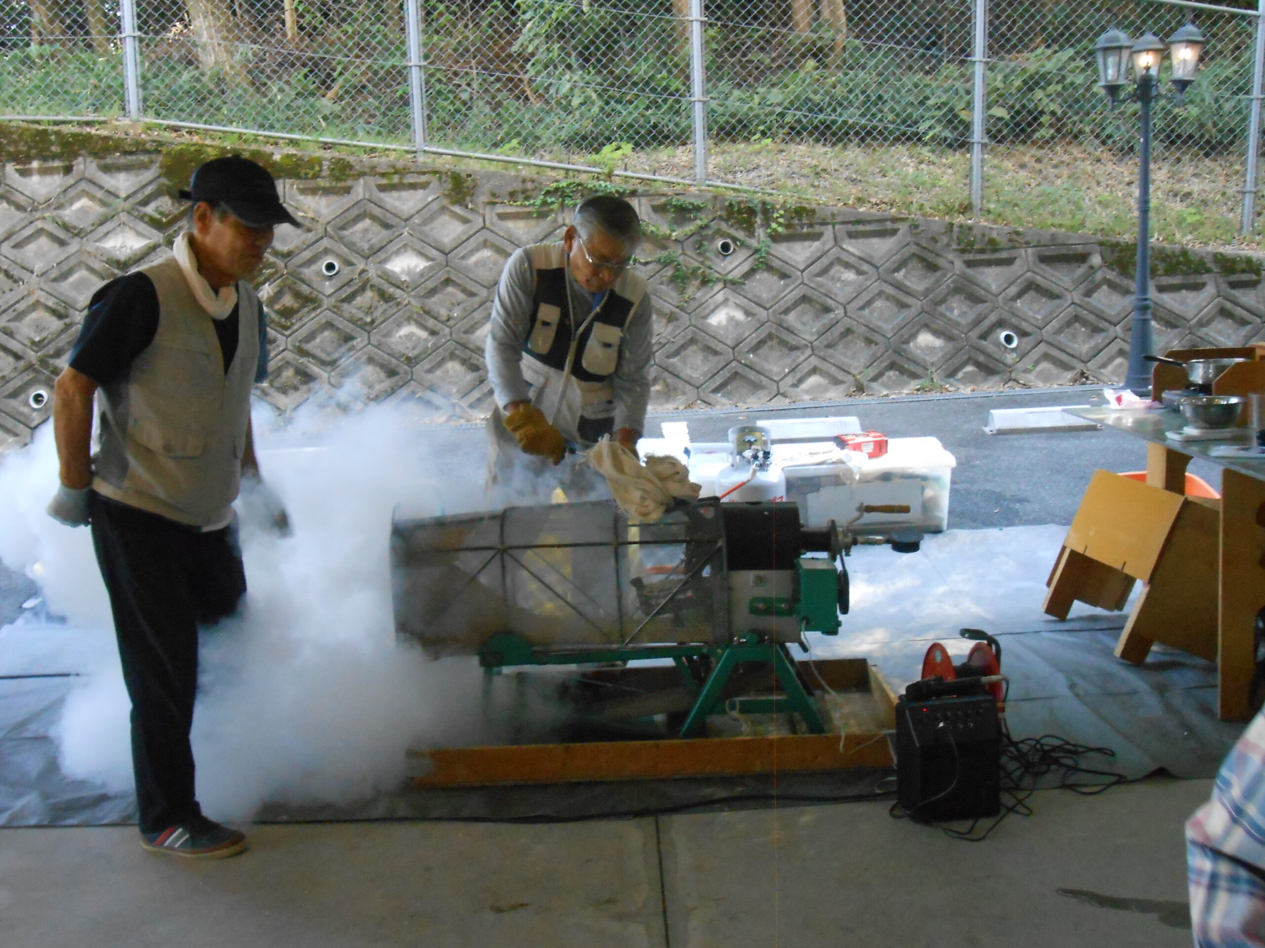　　　　　　　　　ポン菓子が爆発!