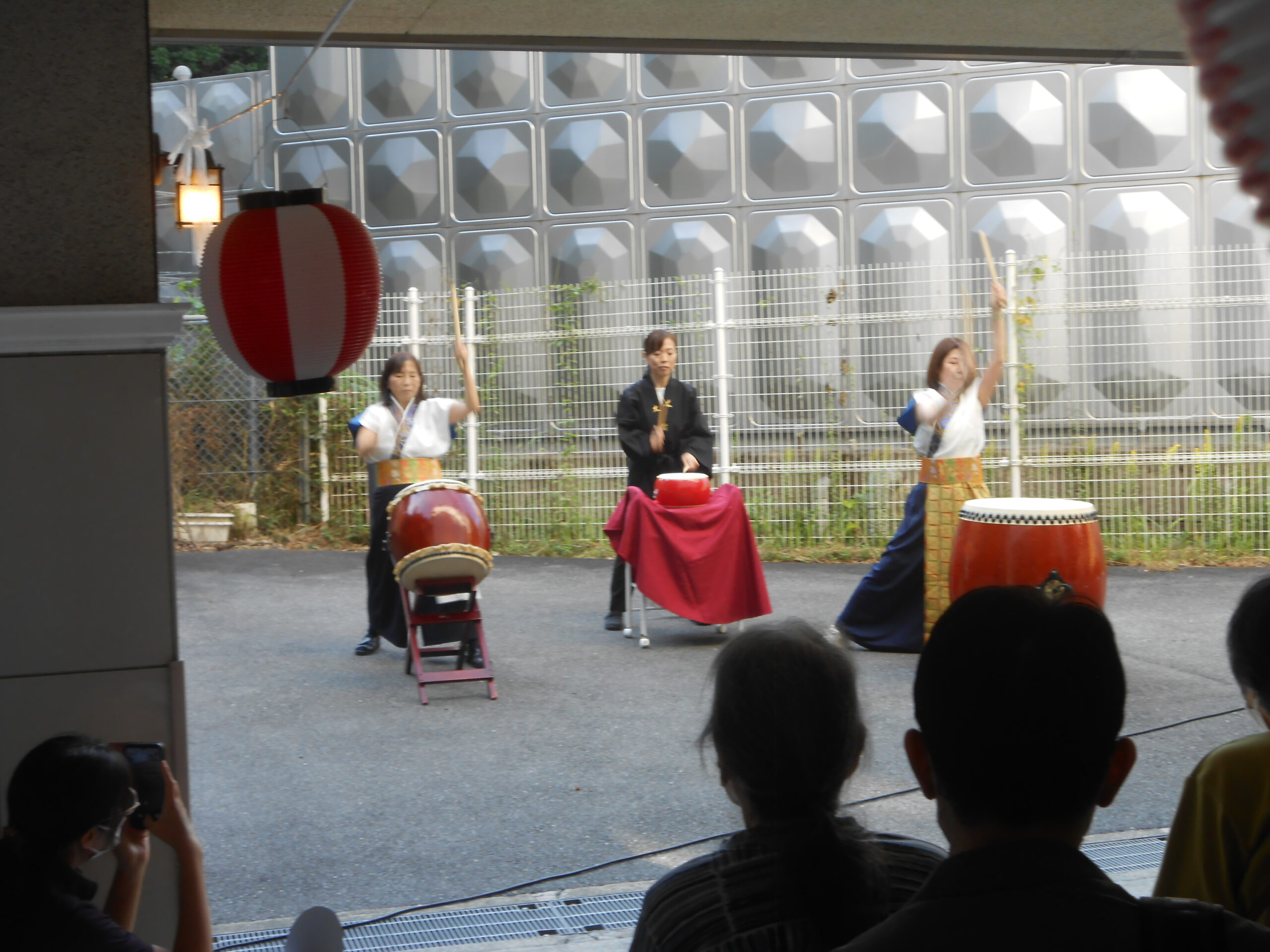 　　　　　　　　　職員による太鼓演奏